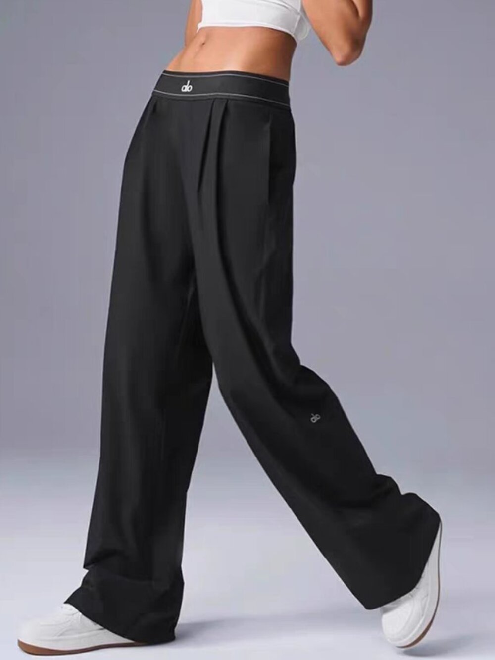 Alo Yoga Black Suit Up TrouseršMinimal Everyday Essential Pants (Regular)š - Picture 5 of 8